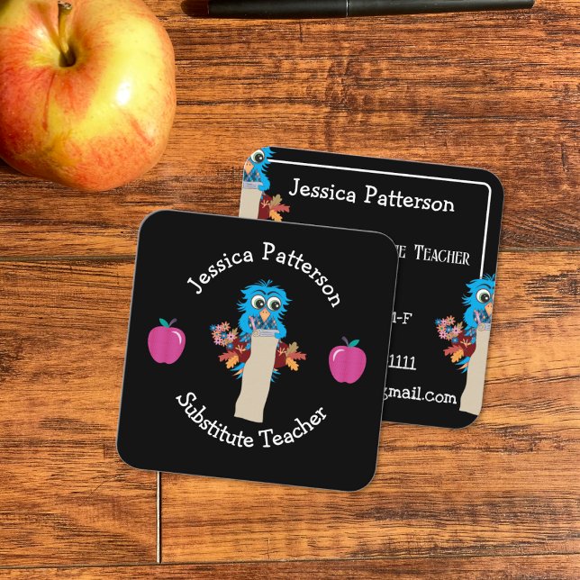 Cartões de Contato de Coruja Azul e Maçãs (Two-sided faux chalkboard square educator business cards with a blue owl and  two apples .)