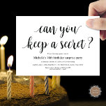Cartões de convite de festas surpresa de aniversár<br><div class="desc">Você pode guardar um segredo? Estamos lançando um cartão de convite de festas surpresa. Planejar a celebração da festa de aniversário para a sua amada família? Convide os convidados com este Cartão de Convite perfeito. Adicione seus detalhes em caracteres pretos / letras correspondentes. #TeeshaDerrick</div>