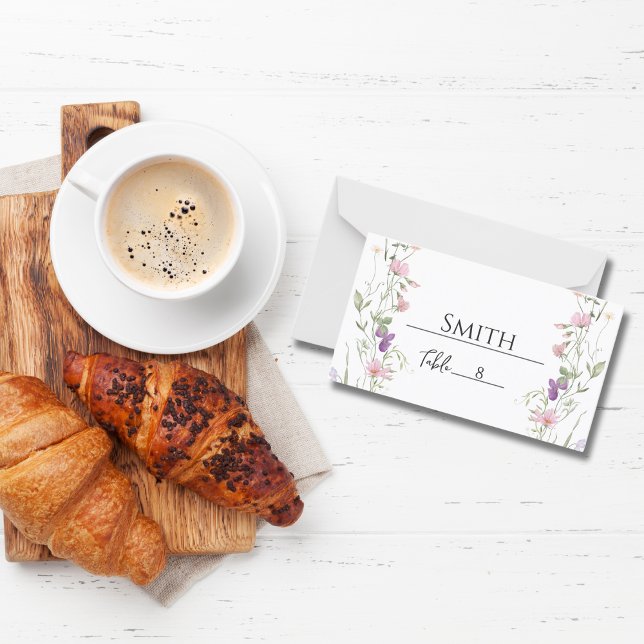 Cartões de Espaço para Mesa de Wildflower Elegante (Custom table card framed in blush and lavender wildflowers—perfect for romantic garden weddings.

)