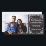 Cartões de foto de Natal cristãos do quadro do<br><div class="desc">Características deste design uma obscuridade - o fundo cinzento do estilo do quadro e um vintage ornamentado bonito limitam.  Lê a "glória ao deus no mais alto".  Personalize estes cartões bonito com suas próprias foto e mensagem pessoal.</div>