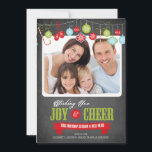 Cartões de foto de Natal da família Chalkboard Cut<br><div class="desc">Cartão de natal da família do quadro de chaleiras, de tendências bonitas, com canas doces, mitenes, ornamentos retrorreflectores com o feriado dizendo "Desejar sua Alegria e Cheer" em tipografia vermelha e verde. Sacudir o nosso cartão com fotos para ver um padrão de quadro negro de fenda de neve para um...</div>