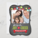 Cartões de foto de Natal da família Chalkboard Cut<br><div class="desc">O cartão de natal da família de chalkboards, com colchete, cortou a moda, apresentando canetas doces, mitenes, ornamentos retrorreflectores com o feriado dizendo "Desejar sua alegria e alegria" em tipografia vermelha e verde. Sacudir o nosso cartão com fotos para ver um padrão de quadro negro de fenda de neve para...</div>