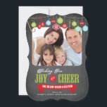 Cartões de foto de Natal da família Chalkboard Cut<br><div class="desc">O cartão de natal da família de chalkboards, com colchete, cortou a moda, apresentando canetas doces, mitenes, ornamentos retrorreflectores com o feriado dizendo "Desejar sua alegria e alegria" em tipografia vermelha e verde. Sacudir o nosso cartão com fotos para ver um padrão de quadro negro de fenda de neve para...</div>
