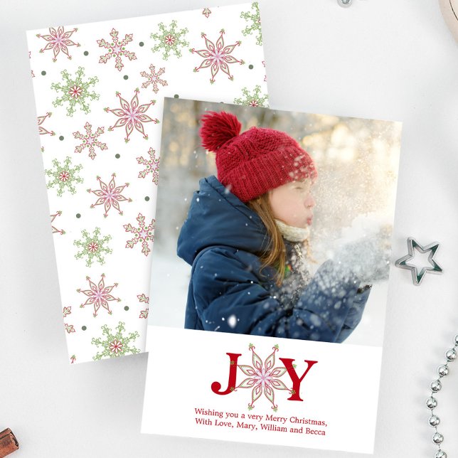 Cartões de foto de Natal de Joy Floco de Neve Foto (Joy typography photo card with red and green snowflake pattern,)