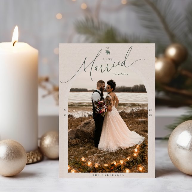 Cartões de foto de Natal recém-casado muito casado (A Very Married Christmas photo Christmas card for newlyweds mockup shown with candles and ornaments )