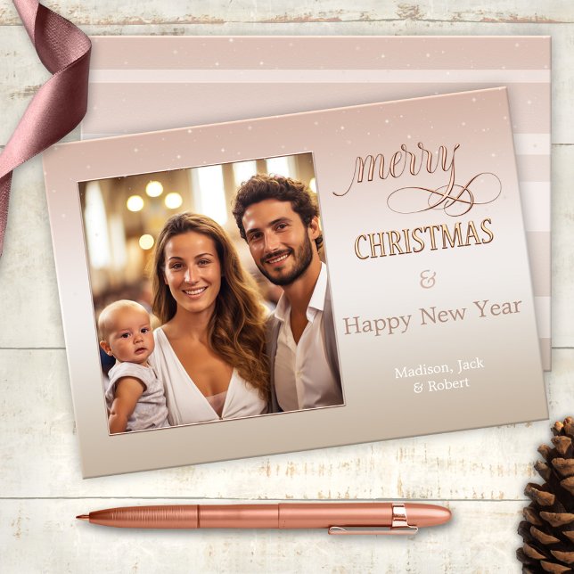Cartões de foto de Natal rosa embebido elegante (An elegant blush pink Christmas Holidays Card featuring your own favorite photo)