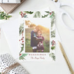 Cartões de foto de Natal Rustic Holly<br><div class="desc">Deseje a todos que conheçam um feriado muito feliz com este cartão com fotos adorável! Edite facilmente a foto,  o nome da família e a mensagem no verso!</div>