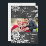 Cartões de foto de Natal Snowflakes Chalkboard<br><div class="desc">Faça com que este moderno floco de neve personalizado Cartões de foto de Natal seu nesta temporada de festas. Carregue facilmente a sua fotografia e utilize o modelo fornecido para simplesmente adicionar os seus nomes para personalizar este cartão. A família e os amigos adorarão receber um cartão de férias de...</div>
