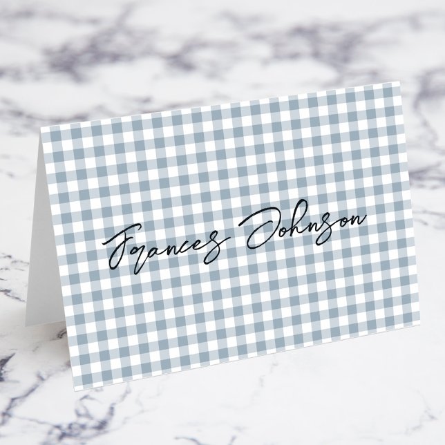 Cartões de localização de nome individual Dusty Bl (Dusty Blue Gingham Individual Name Place Cards)