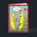Cartões de Natal de Banana Feriados Engraçados<br><div class="desc">Cartões engraçados de Natal de banana que você pode facilmente personalizar com uma mensagem dentro e citar piada de bolhas! Esta modelo de diversão artística criada por Raphaela Wilson mostra 2 bonitos desenhos animados amarelos em uma loja de ferramentas. A banana-mulher se pulveriza em uma tentativa vã de sumir as...</div>