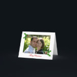 Cartões de Natal personalizados da foto<br><div class="desc">Estes cartões de natal vermelhos e brancos clássicos e festivos caracterizam o azevinho vermelho e verde,  uma foto e o texto "Feliz Natal". O excelente para enviar o feriado deseja à família e aos amigos.</div>