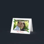 Cartões de Natal personalizados da foto<br><div class="desc">Estes cartões de natal vermelhos e brancos clássicos e festivos caracterizam o azevinho vermelho e verde,  uma foto e o texto "Feliz Natal". O excelente para enviar o feriado deseja à família e aos amigos.</div>