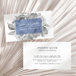 Cartões de visitas Florais Vintage | MARINHO<br><div class="desc">Os cartões de visitas florais do estilo de vintage elegante apresentam uma postura de peões de aquarela preto e branco com seu nome ou nome de empresa e título exibidos em uma camada azul de marinho puro. Adicione as informações de contato do cheio ao lado inverso. Perfeito para planejadores de...</div>