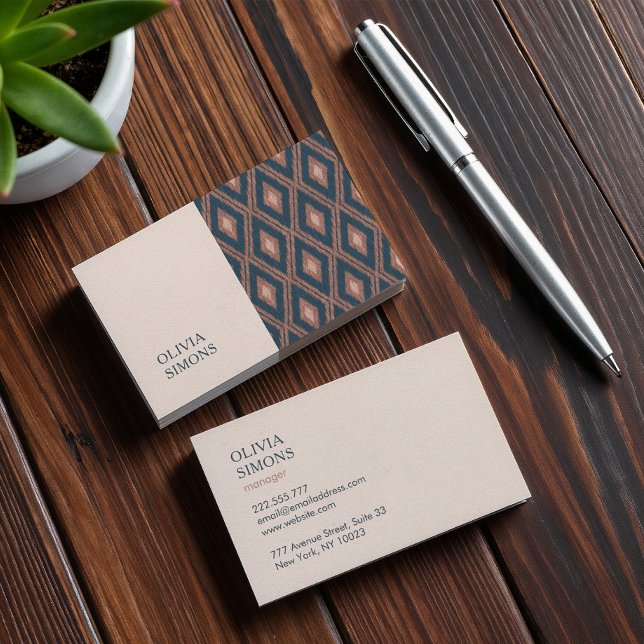 Cartões de visitas minimalistas no estilo boho. (A classic business card with an abstract geometric pattern in a boho style.)