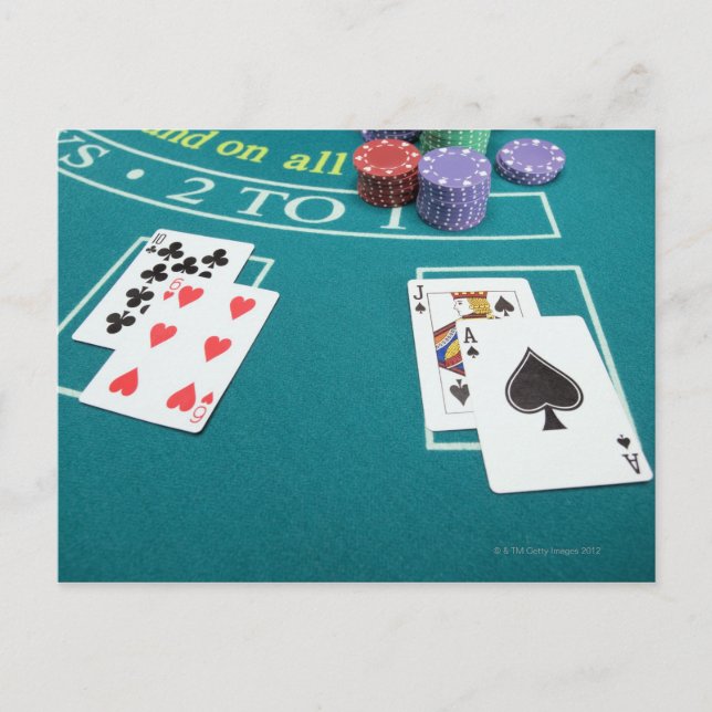 Cartões e chips em mesas de apostas (Frente)