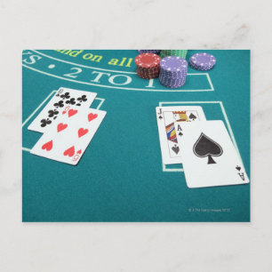 Cartões e chips em mesas de apostas