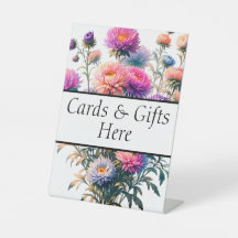 Cartões e presentes aqui sinal de mesa de presente