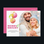 Cartões postais natalinos Feliz moderna e fotograf<br><div class="desc">Estes cartões postais únicos de Natal magenta apresentam ornamentos de férias em cores-d'água em tons de rosa, verde e vermelho. As palavras "Feliz e Brilho" são definidas em uma fonte serif tradicional em uma cor complementar em um simples fundo branco. Personalize com seu texto e sua família, casais ou fotos...</div>