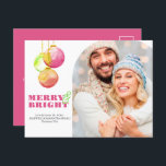 Cartões postais natalinos Feliz moderna e fotograf<br><div class="desc">Estes cartões postais únicos de Natal magenta apresentam ornamentos de férias em cores-d'água em tons de rosa, verde e vermelho. As palavras "Feliz e Brilho" são definidas em uma fonte serif tradicional em uma cor complementar em um simples fundo branco. Personalize com seu texto e sua família, casais ou fotos...</div>