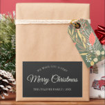 Carvões Muito Felizes Etiqueta de Presente da Famí<br><div class="desc">Este design de Etiqueta de Oferta da Família Carvões de Natal Muito Feliz apresenta um sofisticado pano de fundo de cinzas escuras com uma simples inscrição em marfim e uma caligrafia clássica em conjunto com um estilo minimalista de bolos que estabelece um equilíbrio perfeito entre sutileza moderna e elegância vintage....</div>