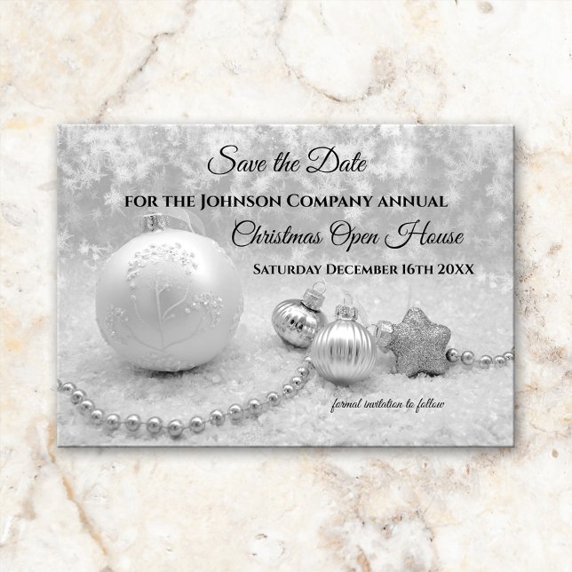 Casa Aberta de Natal em Prata Salve o Cartão de Da (Black and white Save the Date Christmas invitation, featuring silver Christmas baubles in the snow )
