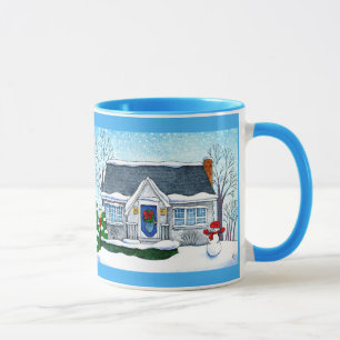 Casa bonito do Natal com caneca do boneco de neve