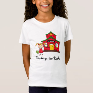 Casa da escola com camisa da menina
