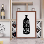 Casa É Onde Está O Vinho | Art Impressão<br><div class="desc">Lar é onde está o vinho! A impressão de arte da tipografia branca e preta mostra a frase inscrita na ilustração de dentro a garrafa de vinho,  em estilo manuscrito. Coordenando acessórios disponíveis em nosso compro!</div>