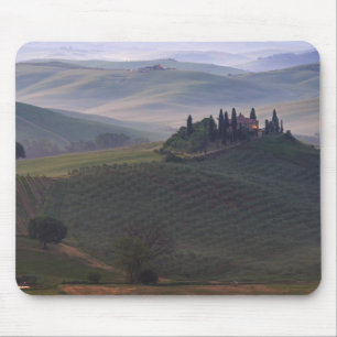 Casa em Toscânia no mousepad da névoa da manhã
