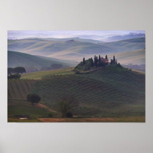 Casa em Toscânia no poster da névoa da manhã