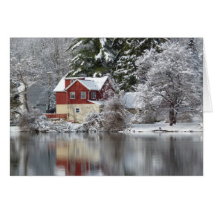 Casa & lago vermelhos no cartão com fotos interno