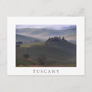 Casa na Toscana no cartão postal branco de nevoei