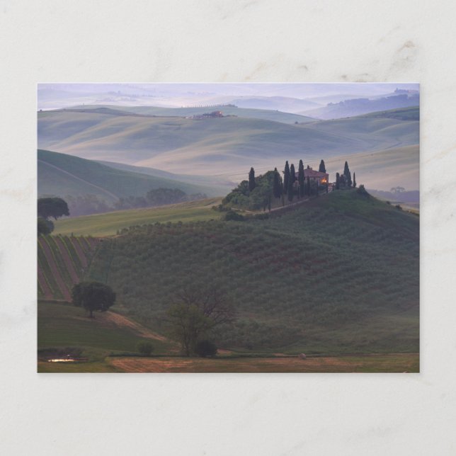 Casa na Toscana no cartão postal de nevoeiro da ma (Frente)