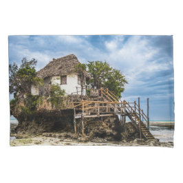 Casa pitoresca sobre um afloramento tropical de co