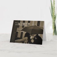 Casal com cartão de aniversário de guarda-chuva