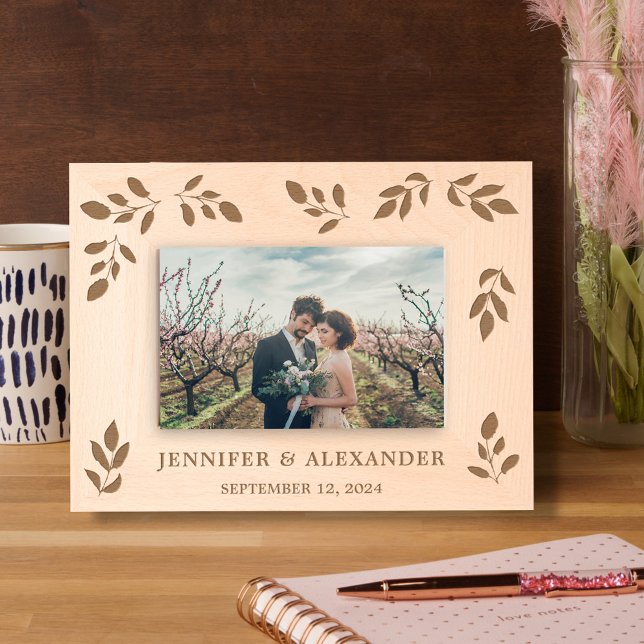 Casal de casamento das folhas botânicas Elegantes (Rustic elegant botanical leaves wedding etched frame. You can add your own photo, names and date.)
