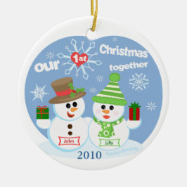 Casal do Natal do costume o ornamento do primeiro