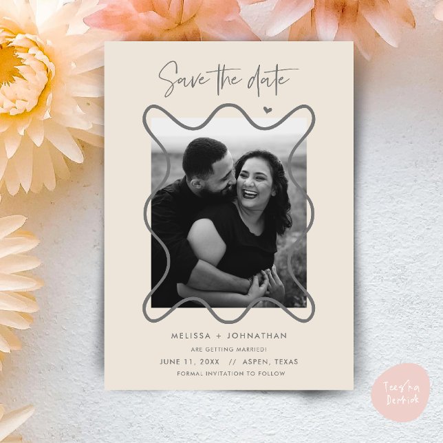 Casal Feliz Anúncio de casamento para salvar a dat (Happy Couple Save the date wedding announcement whimsical in cream grey)