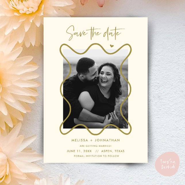 Casal Feliz Salva a data do anúncio de casamento (Happy Couple Save the date wedding announcement whimsical in yellow gold)