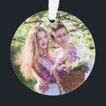 Casal Romântico de Enfeites de natal Fotográfico<br><div class="desc">Adicione sua foto favorita de você e seu marido,  esposa,  namorada ou namorado na área de personalização. Por trás,  adicione seus nomes e ano. As cores são ouro e verde com um arco de ouro bonito e coração verde.</div>