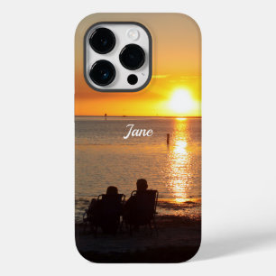 Casal Sentado Na Praia Na Capa de telefone Da Célu