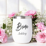 Casamento Branco Negro de Bride Script<br><div class="desc">Tumbler de vinho de casamento nobre em preto e branco para casamento,  Festa de noiva,  Janto de ensaio. Verifique a coleção de armazenamento abaixo para obter itens correspondentes.</div>