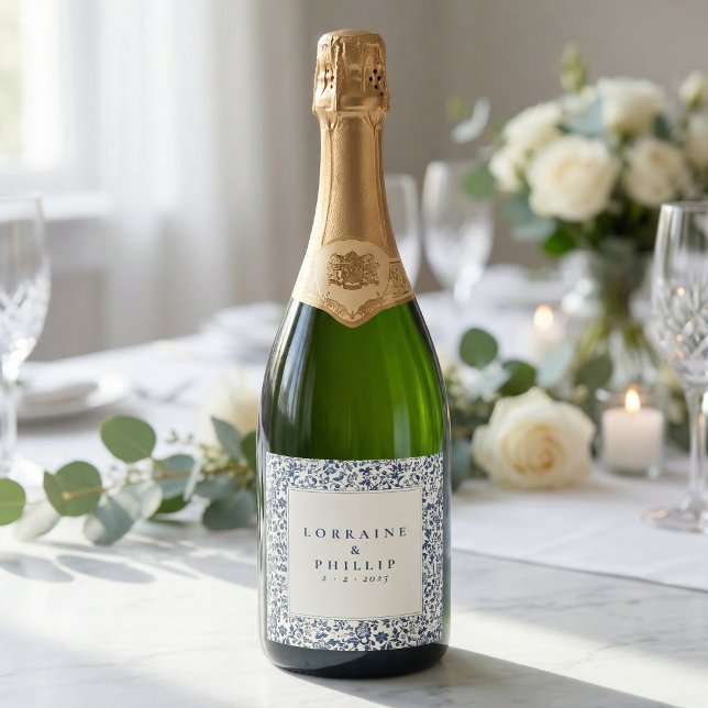 Casamento clássico floral azul elegante (Elegant blue floral classic wedding sparkling wine label.)