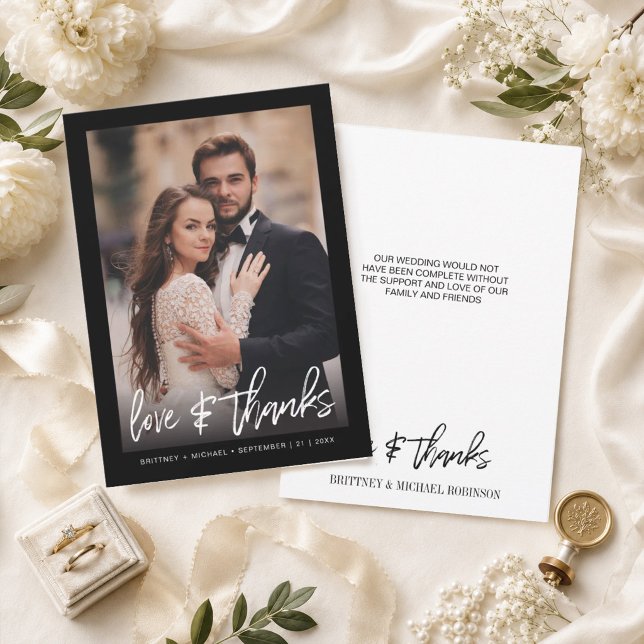 Casamento com Foto de Amor e Agradecimento com Gra (Thank your guests with this modern photo thank you card with hand-lettered "love & thanks".
)