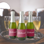 Casamento de Bridesmaid com Script Estilizado de V<br><div class="desc">Etiquetas autoadesivas para as suas minigarrafas de vinho espumante de casamento que apresentam uma tendência,  cor vermelha de vinho juntamente com a "Bridesmaid" impressa em guião branco e estilizado. Uma ideia excelente para quando dá as damas de honra,  além de planejar uma festa de solteira!</div>
