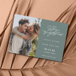Casamento de Casando de Foto Moderno Salve a Data<br><div class="desc">Salve a data em que os cartões magnéticos são para o casal que mal pode esperar para que amigos e familiares saibam que são casandos. Este verde com a design de "somos casandos" é fácil de personalizar com sua foto,  nomes,  data de casamento e local.</div>