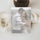 Casamento de Foto do Script Elegante de Orçamento<br><div class="desc">Um casamento de fotos simples e chic salve o cartão de data com detalhes elegantes de caligrafia de script e uma cobertura de texto clássica em uma foto vertical de retrato na frente. As costas têm uma foto de sangramento de cheio. Clique no botão editar para personalizar este design.</div>