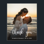 Casamento de Fotografia Elegante do Orçamento Obri<br><div class="desc">Casamento Personalizado 2 Fotográfico Elegante Do Orçamento Da Caligrafia Romântica Obrigado Barato Baixo Cartão Fino De Orçamento. Envie obrigados aos seus amigos e familiares por fazerem parte do seu dia especial com este obrigado personalizado personalizado. Ele apresenta um design de cobertura de texto do script de fonte suave de caligrafia...</div>