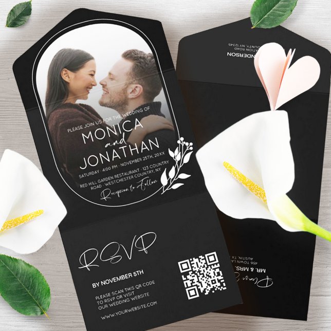 Casamento de Fotografias com Script Branco e Preto (Modern Minimalist One Photo QR Code RSVP Wedding All In One Black and White Invitation)