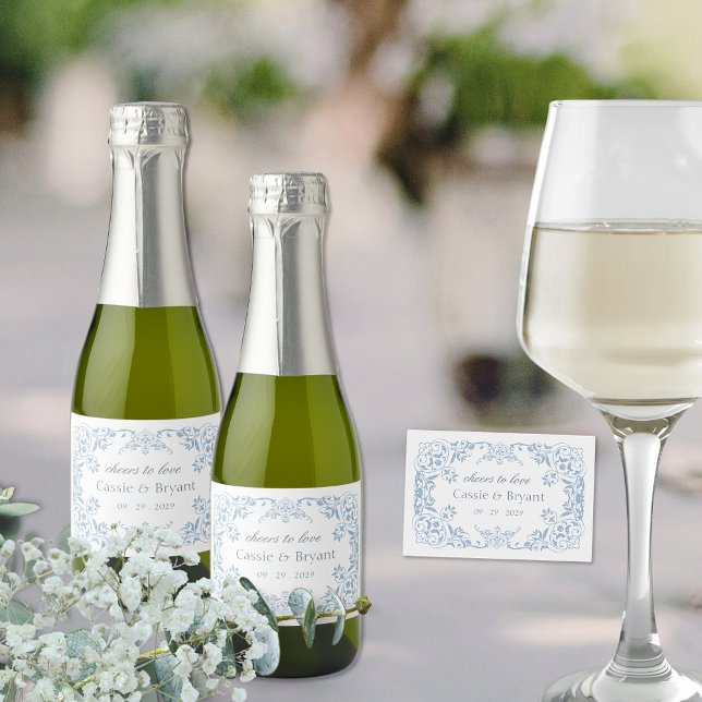 Casamento de Na moda do Elegante Blue and White Ch (elegant blue and white wedding labels for wine or bottles with personalized names and dates border)